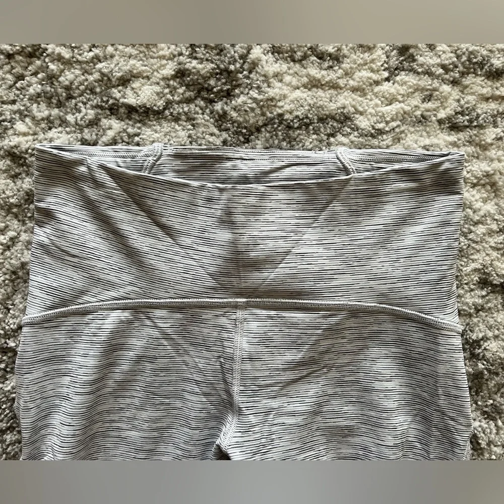 Lululemon leggings size 6 - Picture 2 of 5